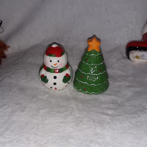 Boston Warehouses - Christmas Tree & Snowman Ceramic Salt & Pepper Shaker Set - Picture 5 of 5
